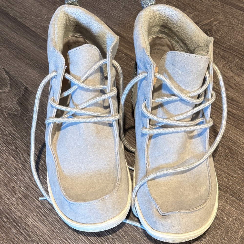 Stylish Gray High-Top Sneakers. Women’s size 8M. Makala California brand.